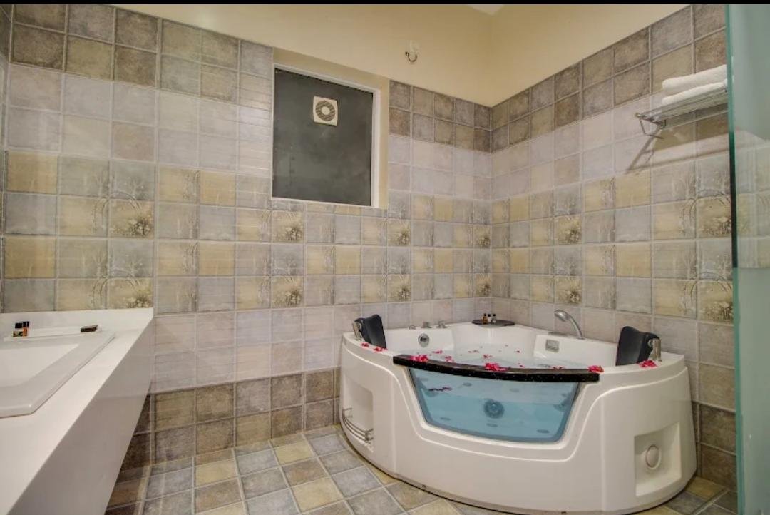 Superior Room with Jacuzzi - View 3